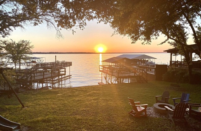 Cedar Creek Lake front! Canton, Large fenced yard, WIFI, Kayaks, Swings…