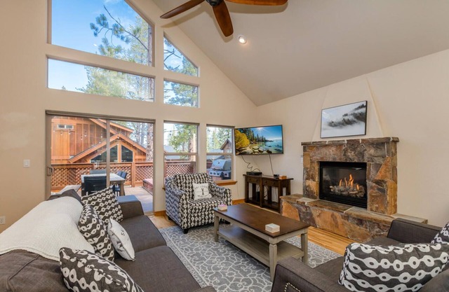Cedar Crest By Tahoe Getaways - Private Hot Tub- Walk to Park and Downtown Truckee