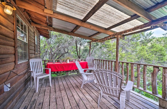 Cedar Falls Cabin: Nestled by Honey Creek