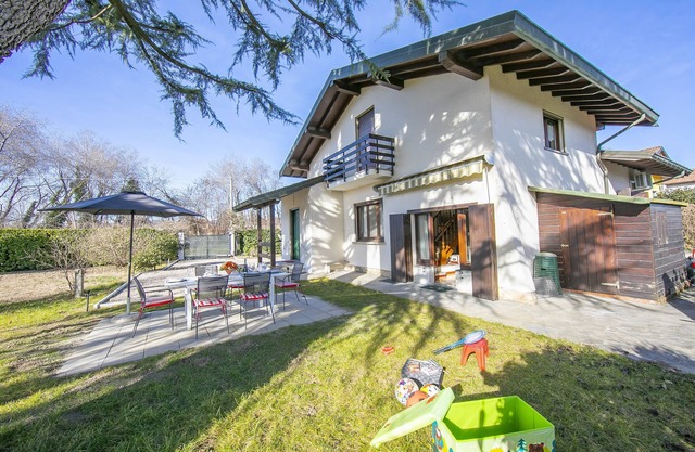 Cedar House Villa Few Minutes From Lake, Angera, Italy