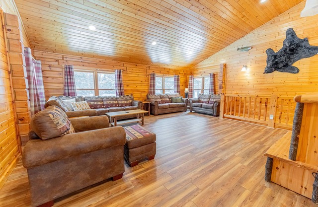 Cedar Pine Lodge & Trails End Barn:Leaf-Peeping Paradise – Your Fall Retreat Awaits!