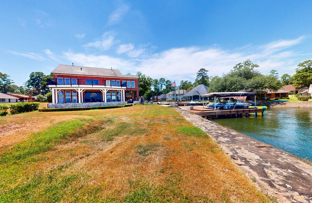 CedarGrove Hideaway | Newly renovated house in Montgomery with dock & kayaks