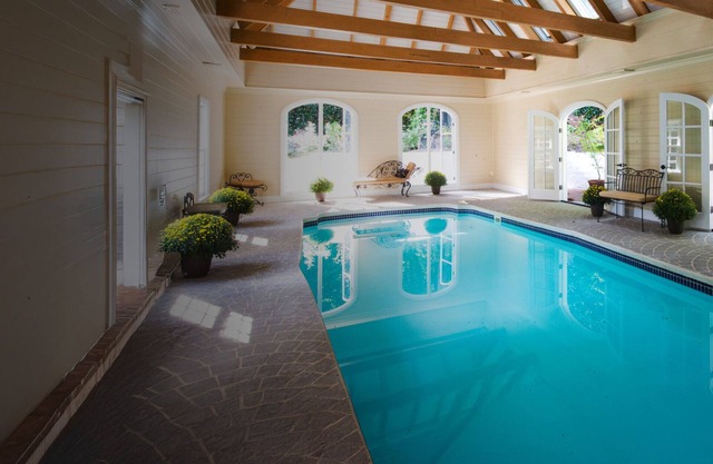 Celebrity Estate Next to the Strip! Huge Indoor Heated Pool,Spa,Tropical,Arcade,