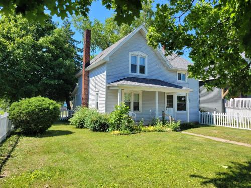 Centennial House - Great Location With Lakeview!