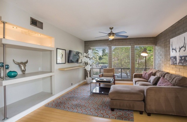Center of Scottsdale, Close to golf courses. shopping, restaurants, trails, etc.