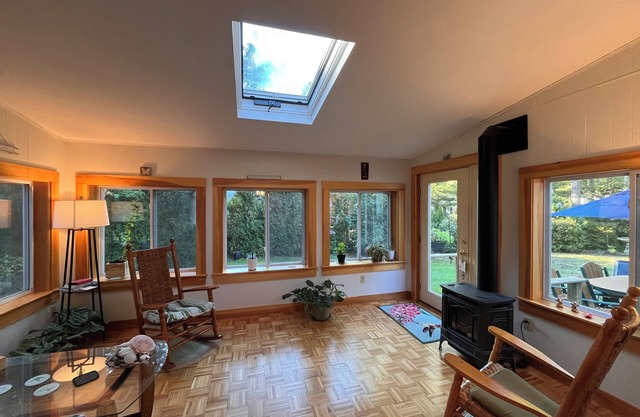 Centerville 2 bedroom 1.5 bath ranch with central AC, Great backyard, centrally located sleeps 4