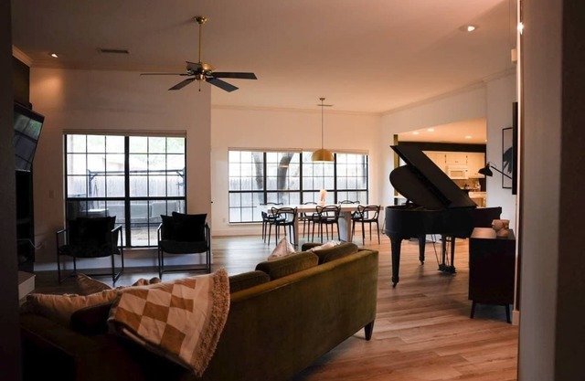 Central |5 Bed| Baby Grand Piano