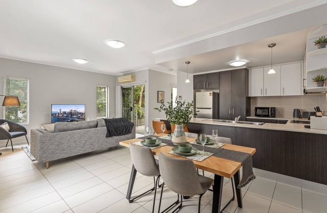Central Cosy 2-Bed with Pool and near QUT & CBD