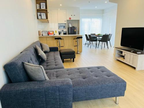Central Modern 3-Bedroom,3- Bathroom House with Patio and Carpark- Lower Hutt City Centre