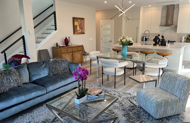 Central & Quiet Modern townhome 3 levels. 5 Min walk to townhall. Parking avail