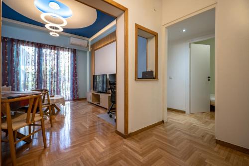 Central Spot 2-Bedroom Apt by ΜΡS