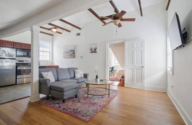 Centrally located 1bed 1bath,walk to French Q, Bourbon St. & Jazz venues