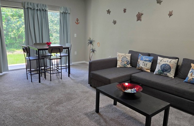 Centrally located 3-bdrm condo, sleeps 6; 6 min drive to Daytona Beach, Florida