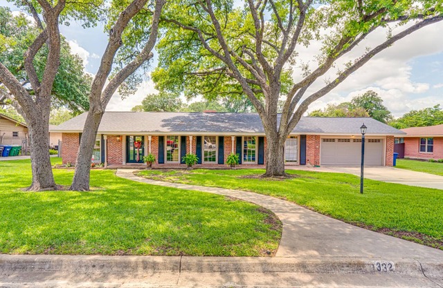CENTRALLY LOCATED - 4 BR, 3 bath, POOL, JACUZZI, PUTTING GREEN, CLOSE TO AIRPORT