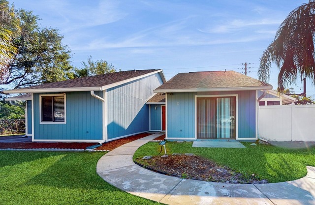 Centrally located dog-friendly home with beach gear & patio - snowbird-friendly