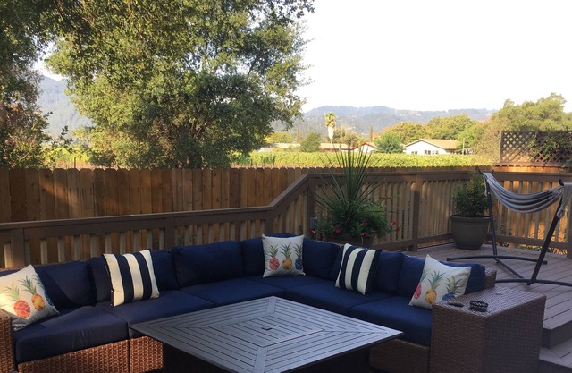 Centrally located St. Helena retreat - 10 minute walk to wineries and downtown!