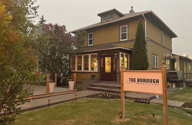 Century home suite located above a 5 star restaurant, In the heart of downtown!