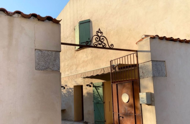 Ceret, beautiful spacious house, with walled garden, courtyard and BBQ.