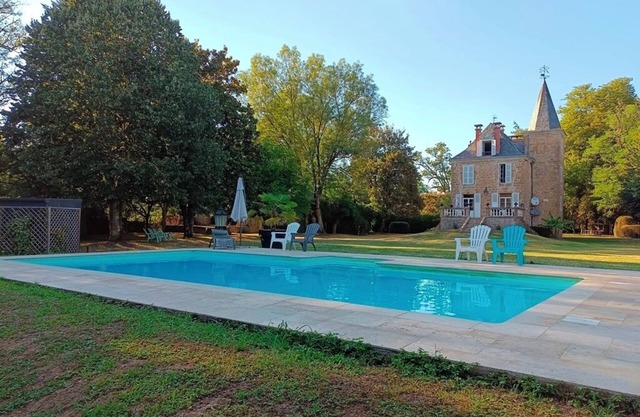 Château le Granger Avec ses Tourelles Pointues Dans la Vallée de la Dordogne