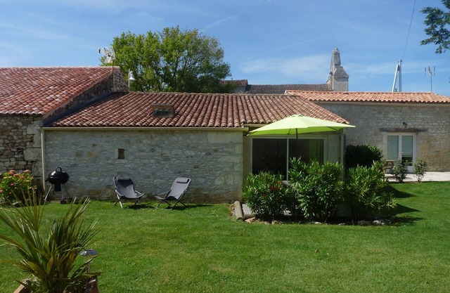 CHAI, Gite 2/4 pers, T1bis, pool 9X4, triangle Saintes/Royan/Oléron