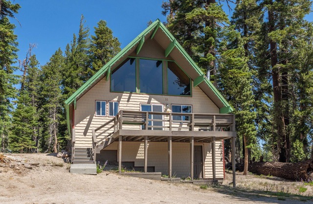Chalet #16, Slope Side Ski in Ski Out Spacious Fam