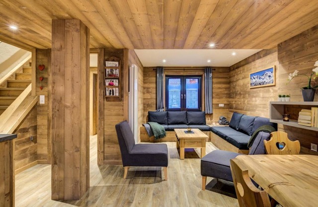 Chalet, 200m from ski slopes, 2nd floor, balcony, tv, ski locker, 150m², La Plagne