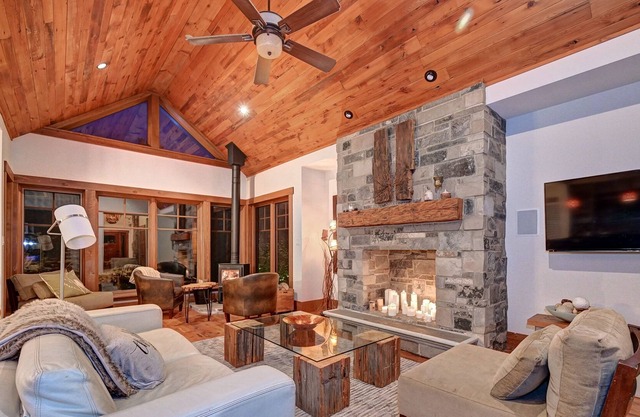 Chalet Along Hiking Trail, Woodburning stove, Walk to SkiHill, Minutes to Downto