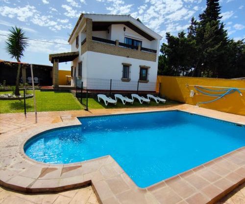 Chalet de dos plantas con jardín, solo familias y parejas