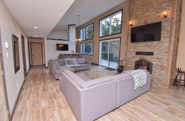 Chalet de la Montagne 4 Chambres a Coucher 5 Salle de Bain Spa/foyer