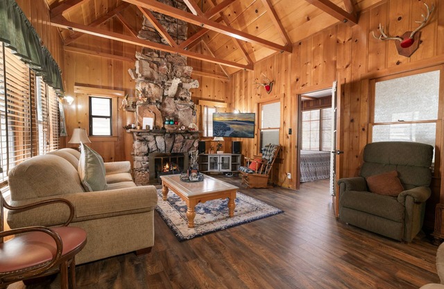 Chalet Des Ours - Comfortable and spacious home with Hot Tub, WIFI! Close to everything!
