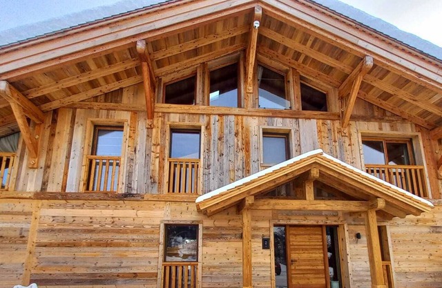 Chalet 'Enigma' with Private Terrace, Wi-Fi and Air Conditioning
