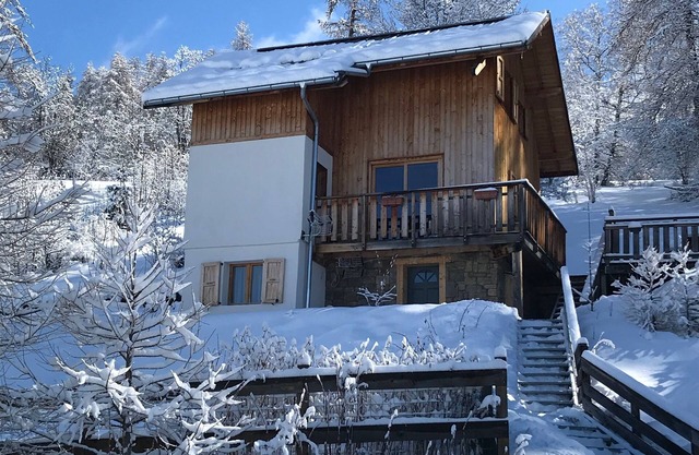 CHALET Familial 13pers -not overlooked, breathtaking view of the lake-LES ORRES