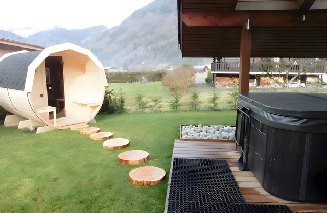 Chalet 'Familiale Avec Jacuzzi' with Mountain View, Private Terrace and Wi-Fi