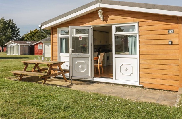 CHALET H5, family friendly, with a garden in St Merryn