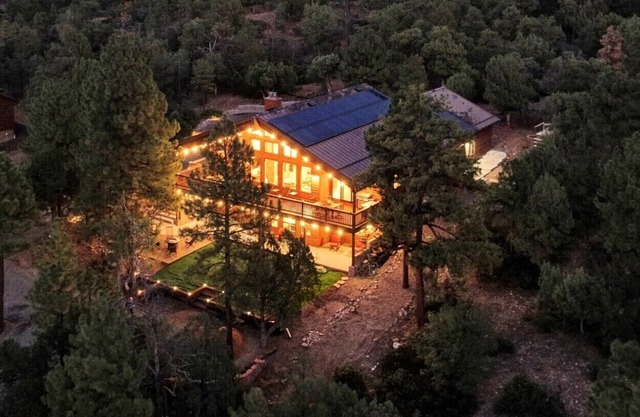 Chalet in the Woods-Private Yard-2 Master Suites-EV Charger-Pets
