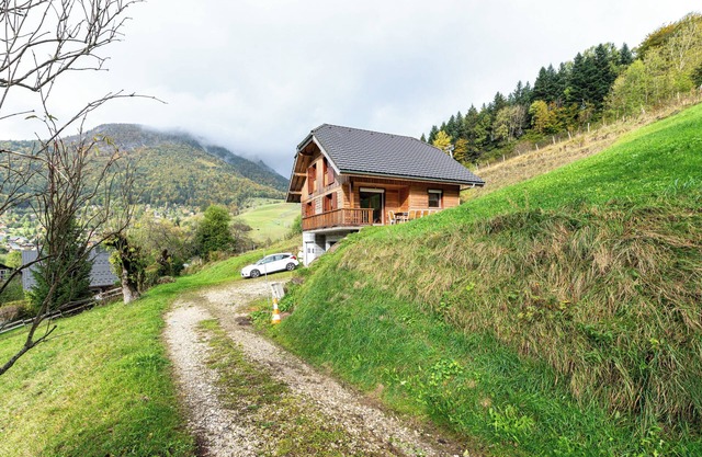 Chalet 'Le Revers' with Mountain View, Private Terrace and Private Garden