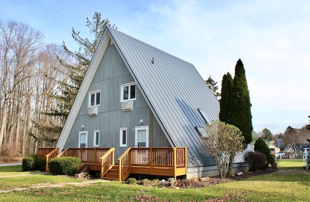 Chalet on the Lake 74 w/Beach Access, Pools, Sport Courts, Fishing Pond & more!