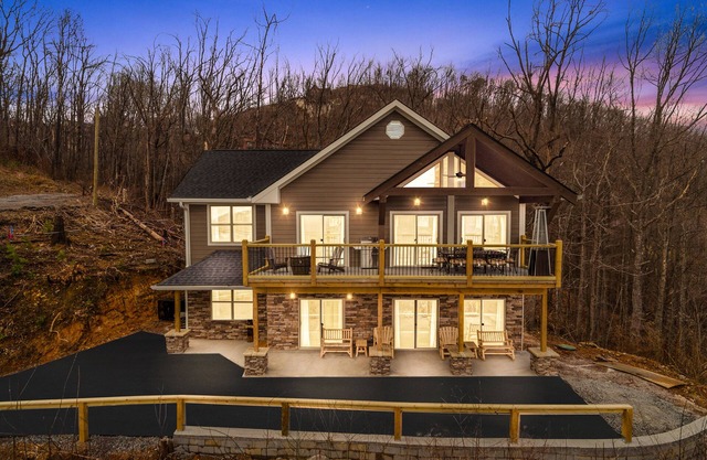Chalet Village Cabin! 3 King Suites, Hot Tub, INSANE Views & Fire Pit