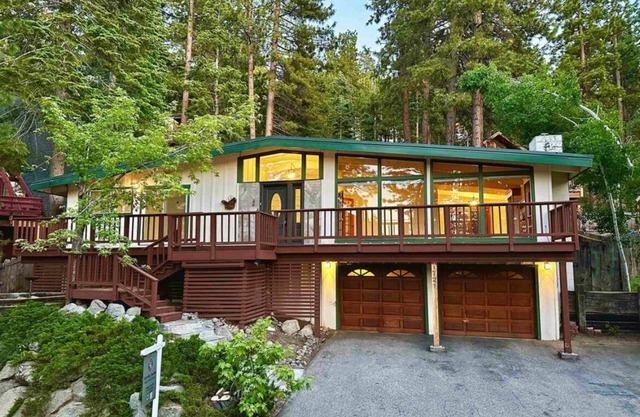 Chalet Zephyr Cove house, next to Heavenly Ski Resort and lake