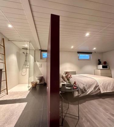 Chambre coquette indépendante au sous-sol de maison