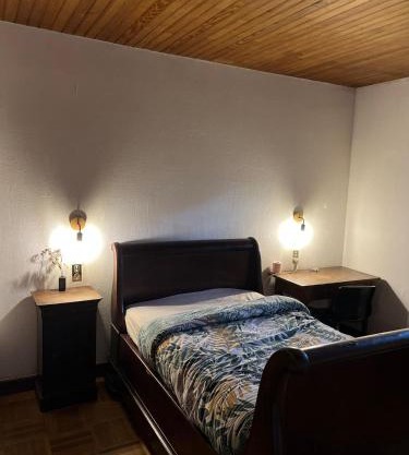 Chambre en bois dans une ancienne bâtisse