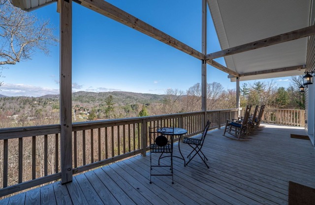 Chandler House | Amazing views, minutes to DuPont State Park and Downtown Brevard