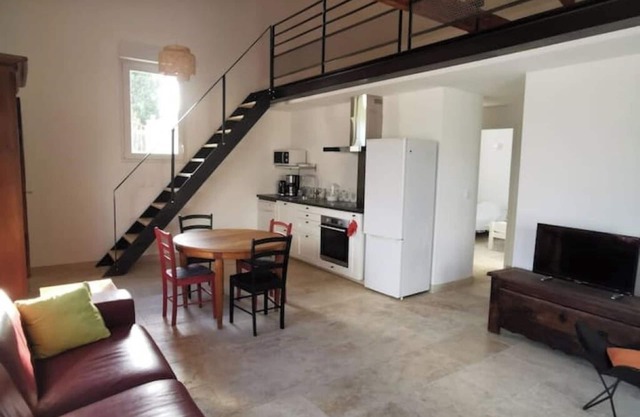 Charming Provencal house and garden in the heart of Saint-Saturnin-lès-Avignon