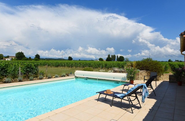 Charming detached house with private pool near St-Emilion.