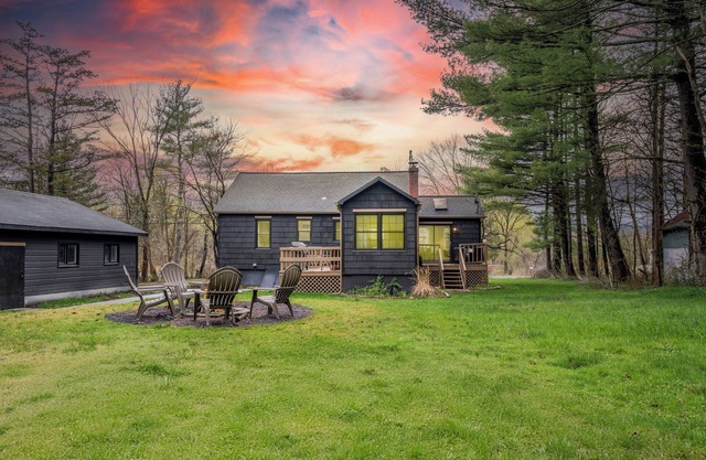 Charcoal Chalet by AvantStay | A+ Design w/Firepit