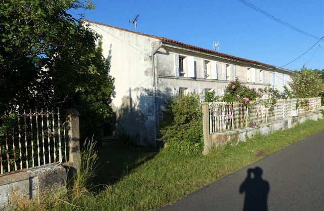 Charentaise house with large garden, sleeps 11