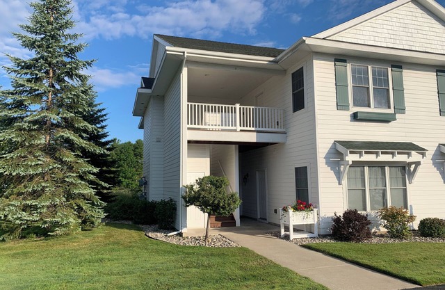 Charlevoix Country Club Condo - Relaxing and Peaceful