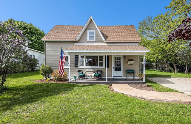 Charlevoix Home, Huge yard, Tons of parking, Privacy, Walk to Town, Quiet!
