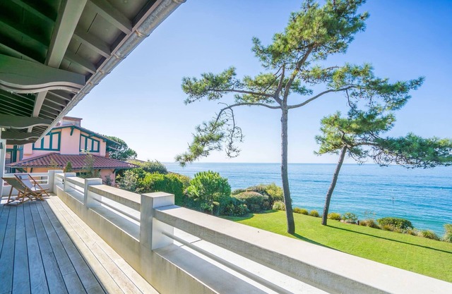 Charm and authenticity for this exceptional villa - Private access to the Bassin