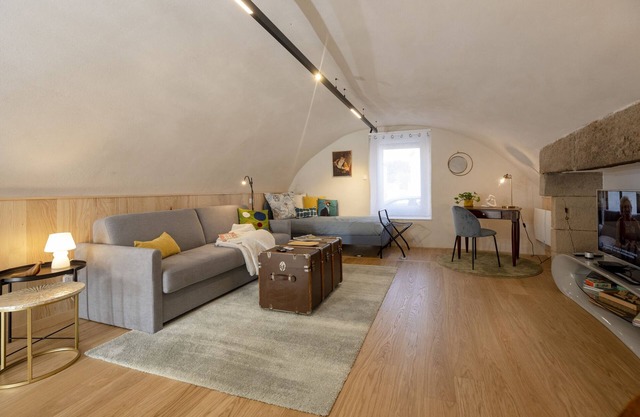 Charmant Appartement Atypique Entièrement Rénové au Cœur du Village